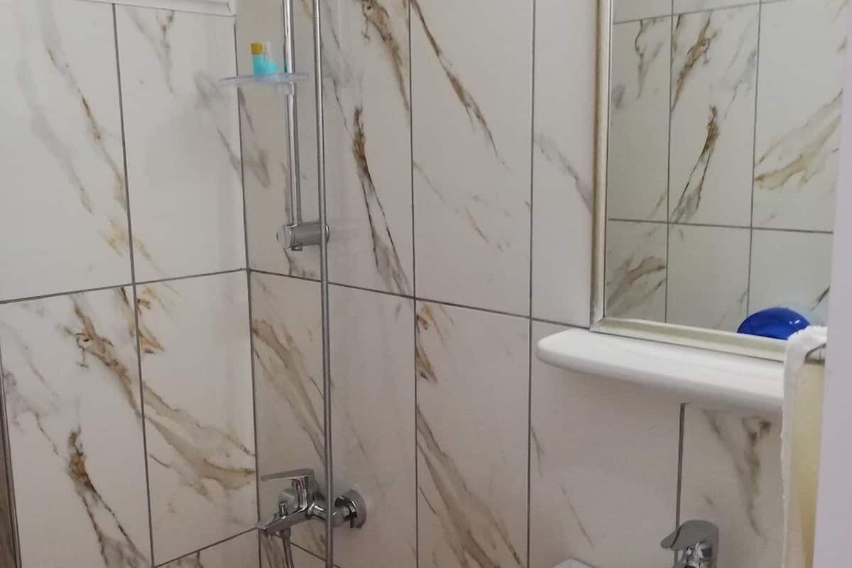 shower, rainfall showerhead, free toiletries, hair dryer