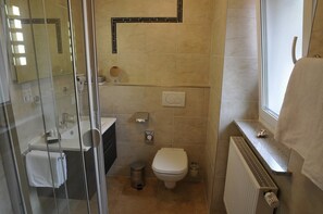 Shower, hair dryer, towels - Hotel Nothwang (Forchtenberg)