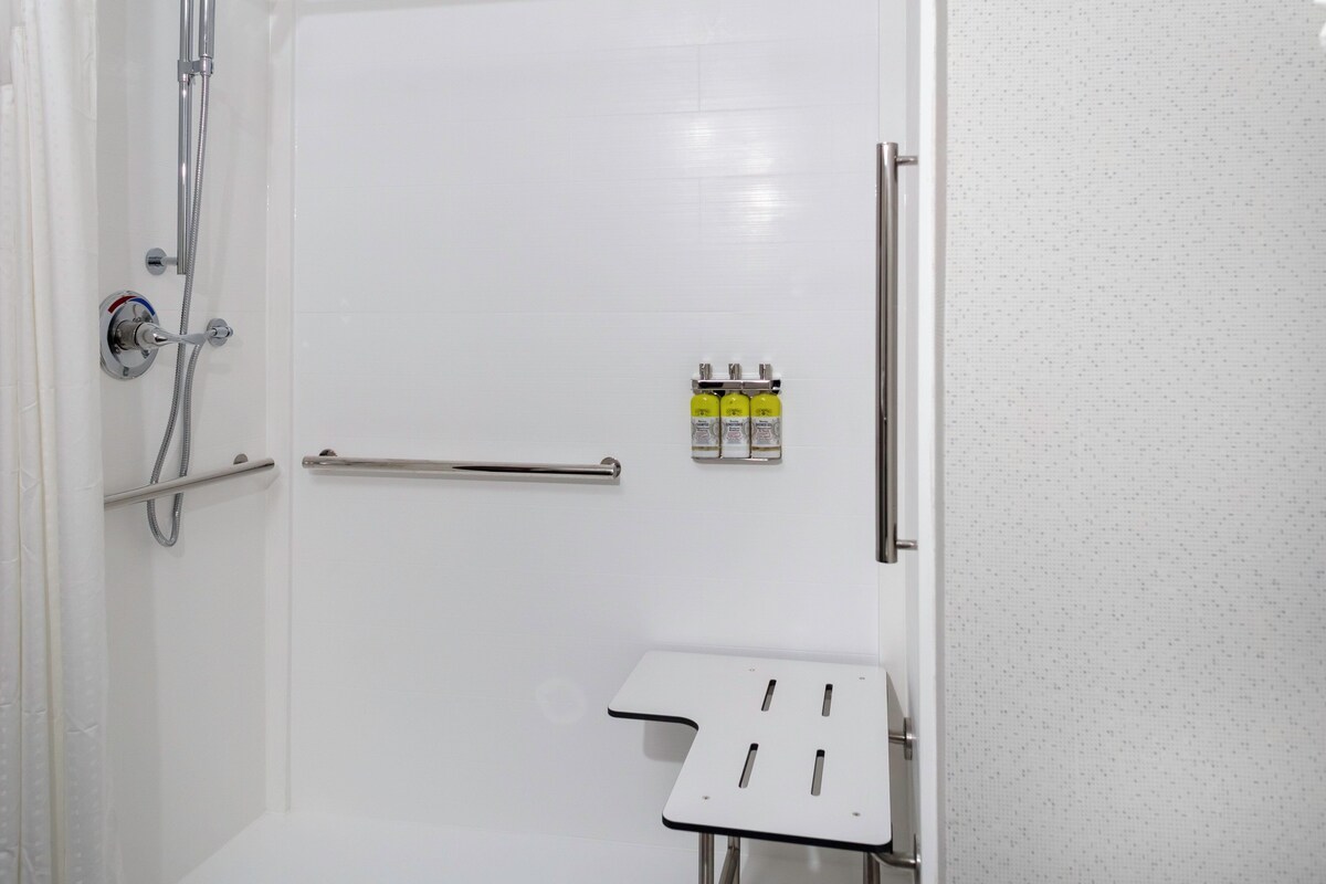 Standard Room, 1 King Bed, Roll-in Shower (Mobil Roll In Shwr) | Premium bedding, pillowtop beds, in-room safe, desk