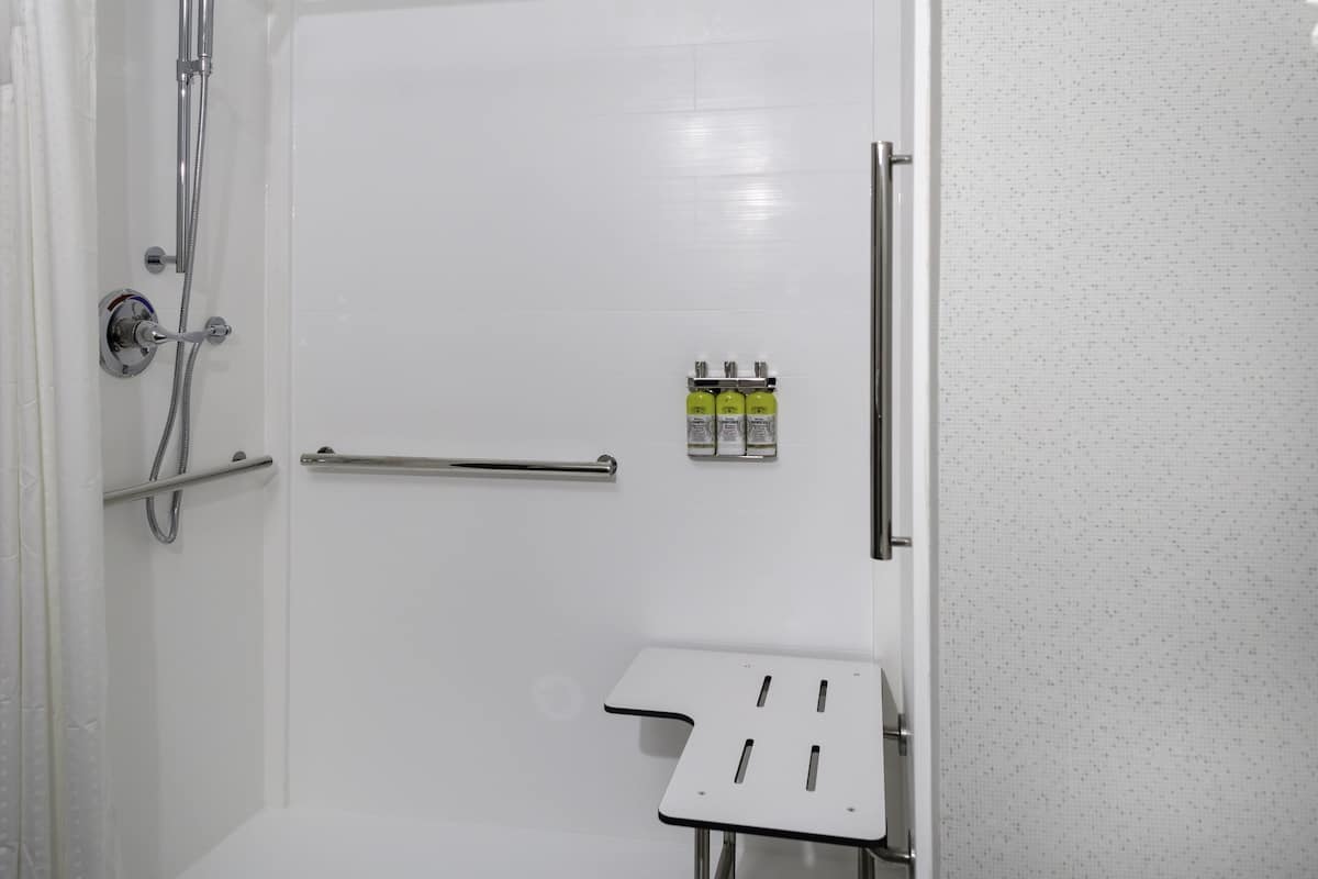 Standard Room, 1 King Bed, Roll-in Shower (Mobil Roll In Shwr) | Premium bedding, pillowtop beds, in-room safe, desk