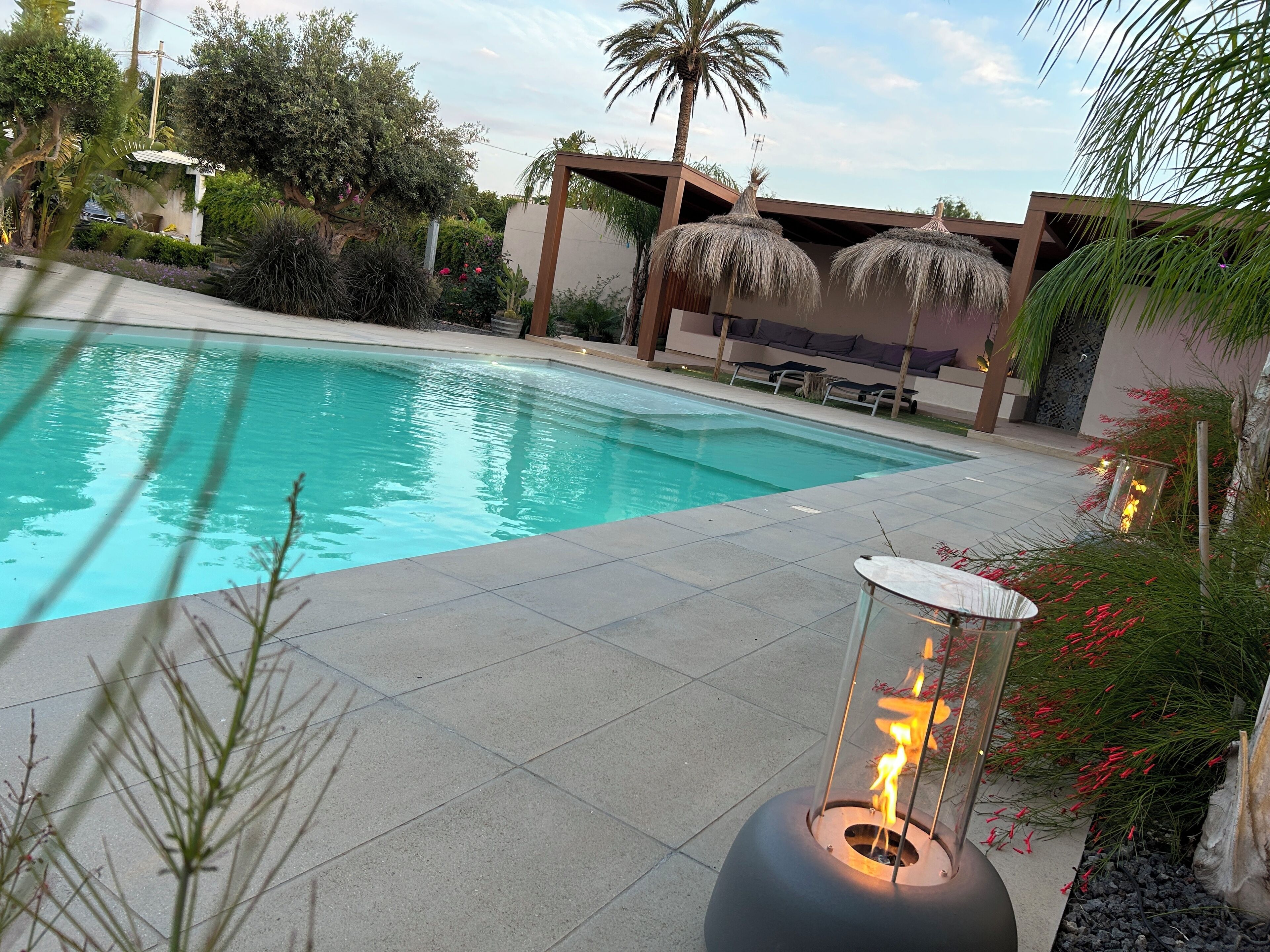 Außenpool, Sonnenschirme, Liegestühle