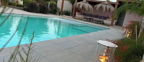 Außenpool, Sonnenschirme, Liegestühle