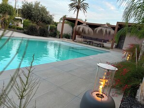 Piscine extérieure, parasols de plage, chaises longues