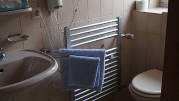 Dusche, HandtĂŒcher, Seife, Toilettenpapier