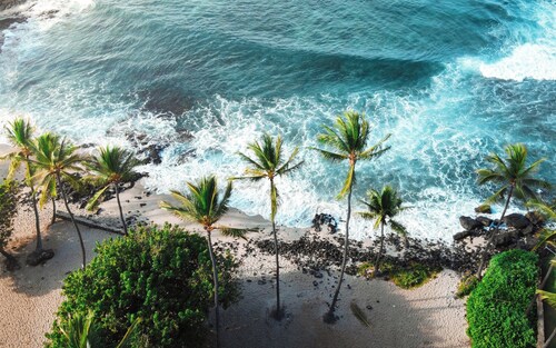 Experience luxury at Hale Okakopa, a 2-bedroom condo in beautiful Waikoloa.