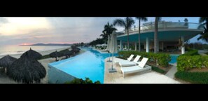 Een buitenzwembad, een verwarmd zwembad