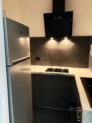 Refrigerador, horno, parrilla de estufa y cafetera y tetera 