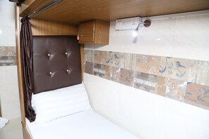 Deluxe Shared Dormitory - Super Dormitory (Mumbai)