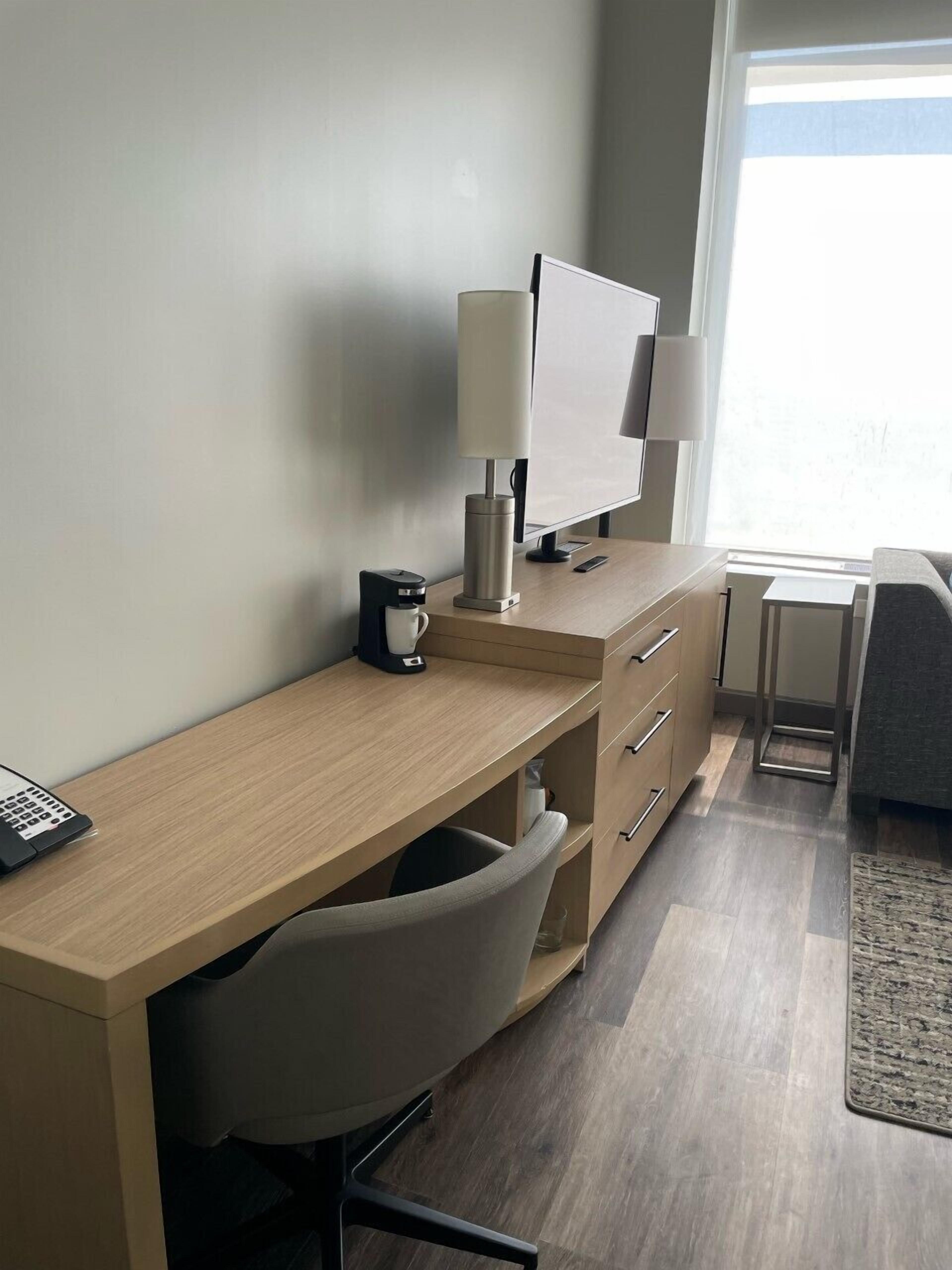 Standaard kamer, 2 queensize bedden | Een kluis op de kamer, een bureau, een laptopwerkplek