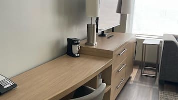 Standaard kamer, 2 queensize bedden | Een kluis op de kamer, een bureau, een laptopwerkplek