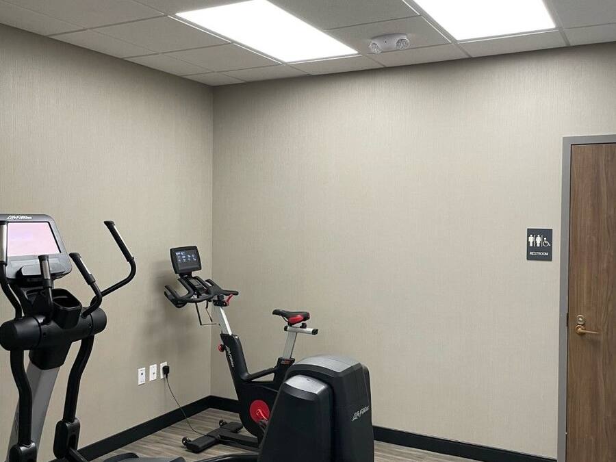 Gimnasio con cintas de correr, elíptica y bicicleta estática.