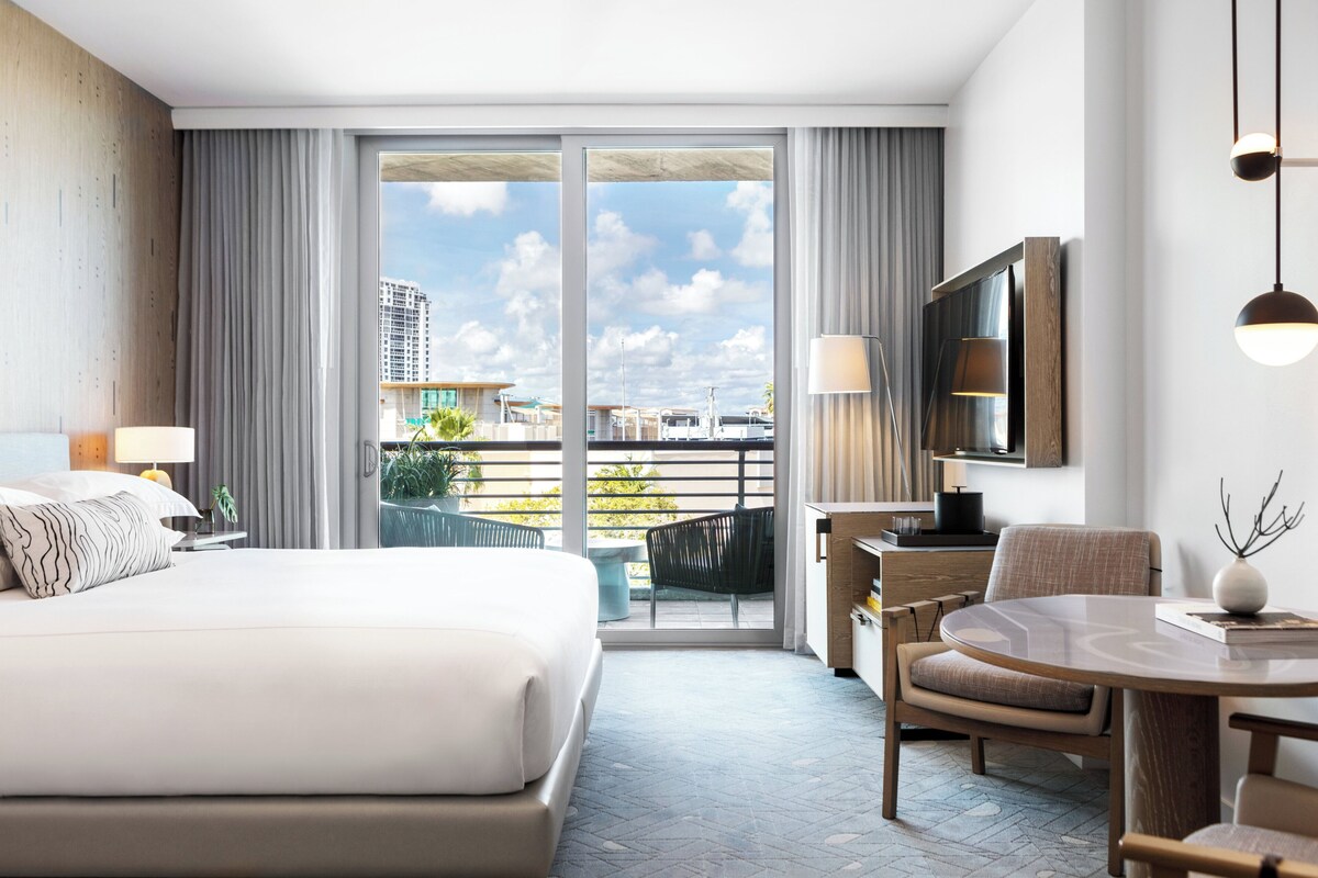 Bộ đồ giường cao cấp, minibar, két bảo mật tại phòng, bàn 