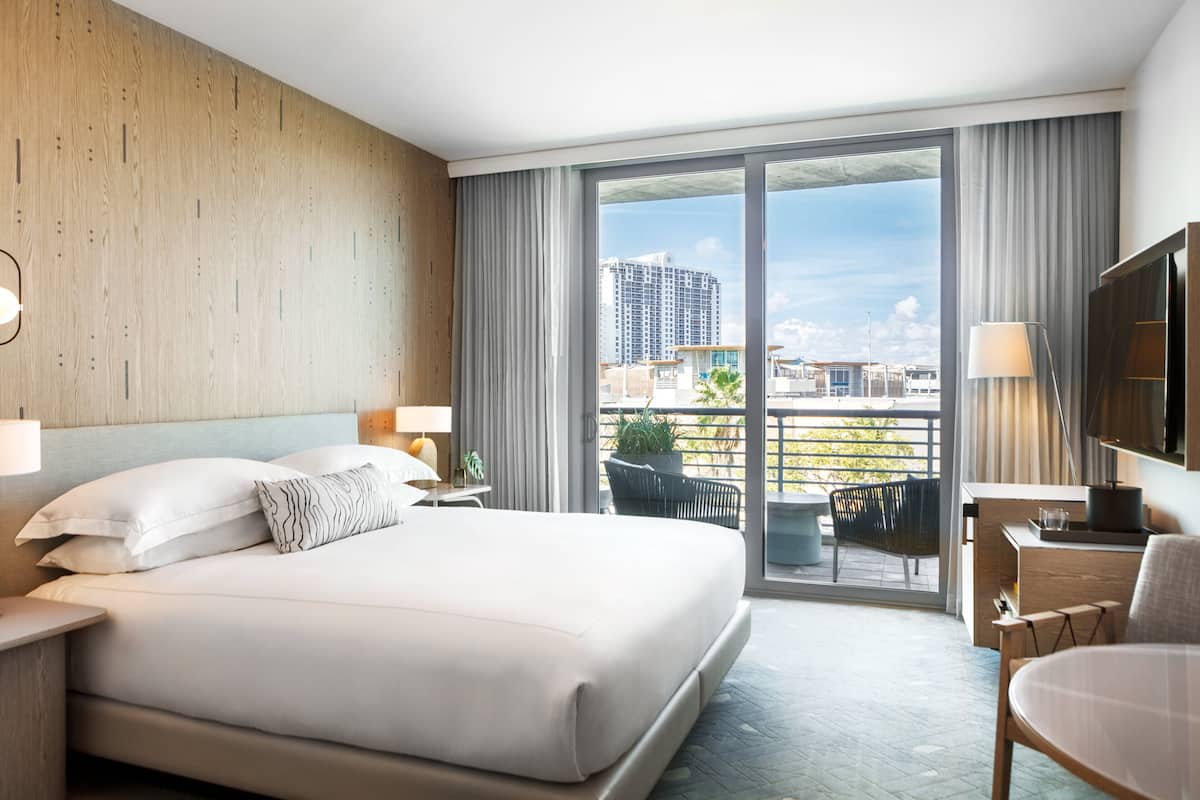 Phòng Premium, 1 giường cỡ king, hiên | Bộ đồ giường cao cấp, minibar, két bảo mật tại phòng, bàn 