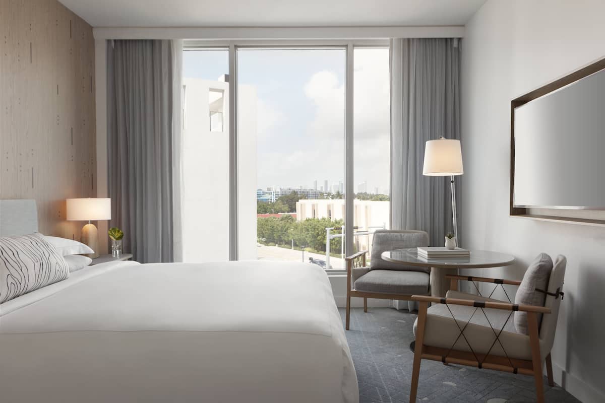 Phòng, 1 giường cỡ king, quang cảnh thành phố | Bộ đồ giường cao cấp, minibar, két bảo mật tại phòng, bàn 