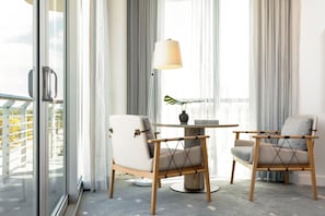 Ropa de cama de alta calidad y minibar 