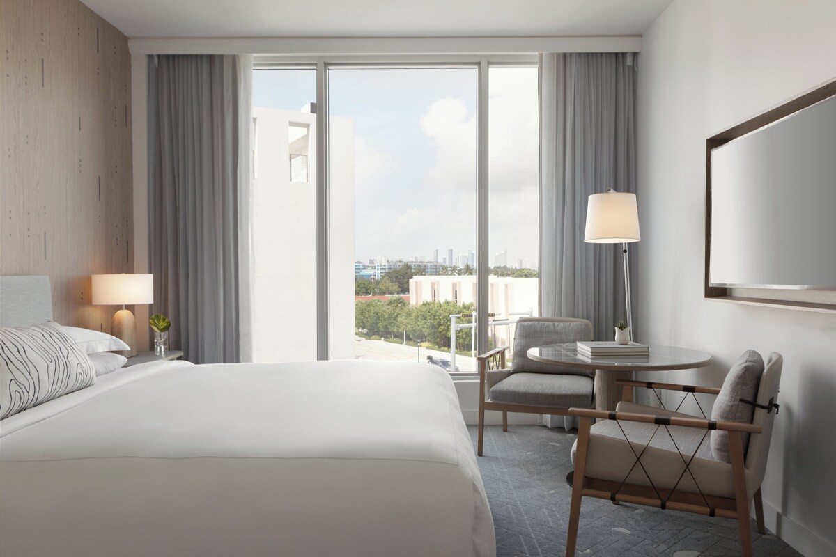 Phòng, 1 giường cỡ king, quang cảnh thành phố | Bộ đồ giường cao cấp, minibar, két bảo mật tại phòng, bàn 