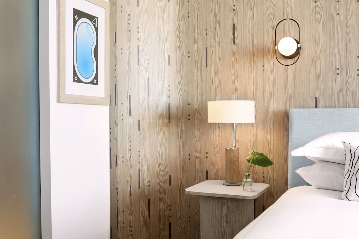 Bộ đồ giường cao cấp, minibar, két bảo mật tại phòng, bàn