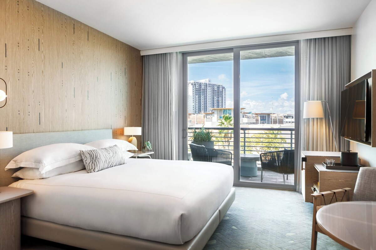 Phòng Premium, 1 giường cỡ king, hiên | Bộ đồ giường cao cấp, minibar, két bảo mật tại phòng, bàn 