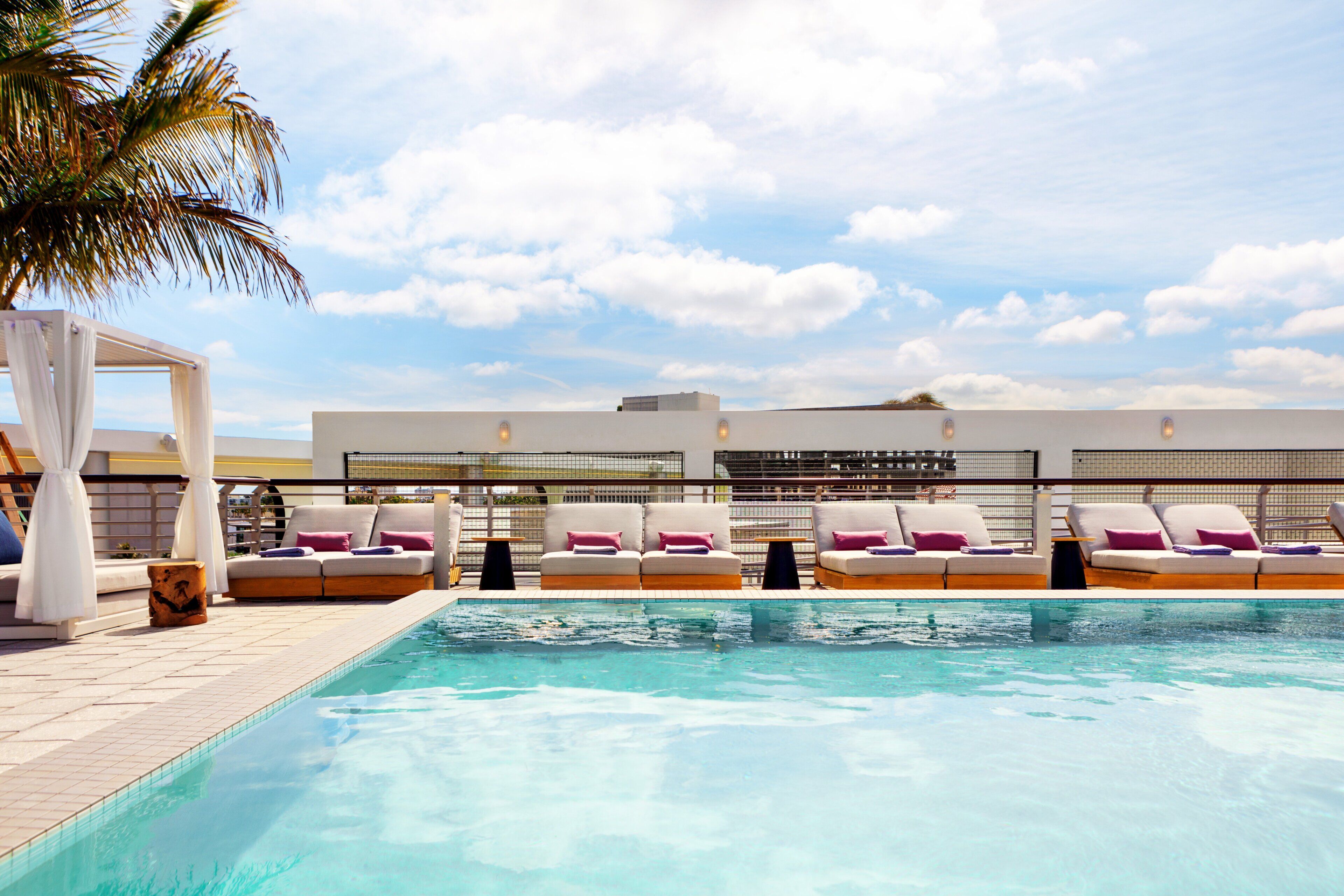 Una piscina al aire libre, tumbonas