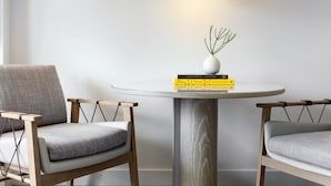 Sengetøy av topp kvalitet, minibar, safe på rommet og skrivebord
