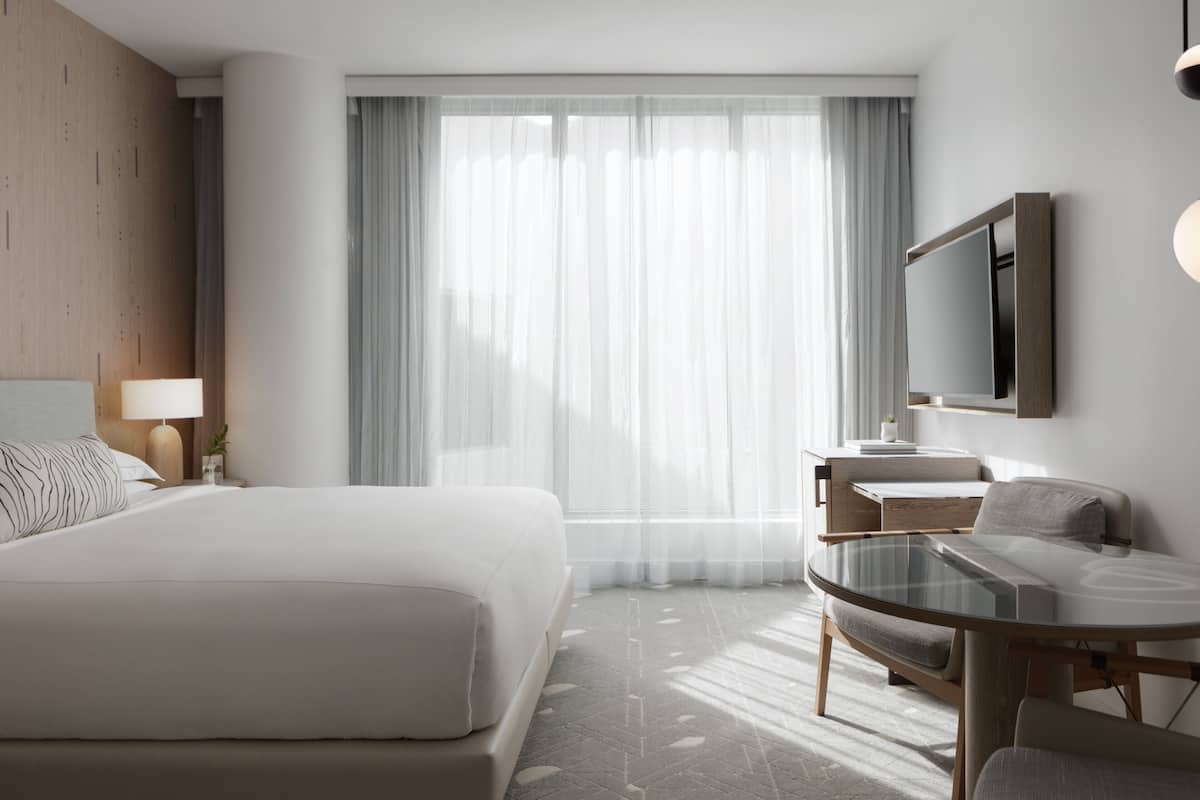 Phòng, 1 giường cỡ king (Atrium View) | Bộ đồ giường cao cấp, minibar, két bảo mật tại phòng, bàn 