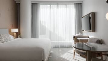 Zimmer, 1 King-Bett (Atrium View) | Hochwertige Bettwaren, Minibar, Zimmersafe, Schreibtisch