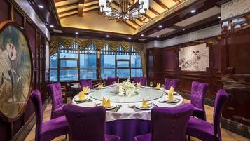 2 من المطاعم، حيث تُقدم وجبات الغداء، العشاء، الأطباق الصينية