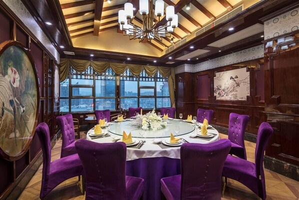 2 restaurants, lunch, dinner served; Chinese cuisine 