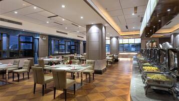 2 من المطاعم، حيث تُقدم وجبات الغداء، العشاء، الأطباق الصينية