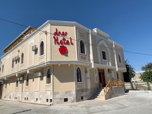 Vista frontal de la propiedad