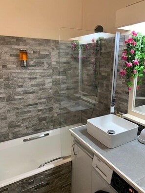 Haartrockner, Handtücher, Toilettenpapier