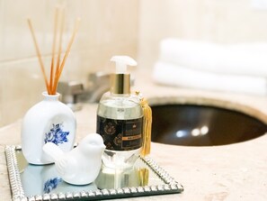 Séchoir à cheveux, serviettes fournies, savon, shampooing