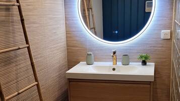 Haartrockner, Handtücher, Seife, Toilettenpapier