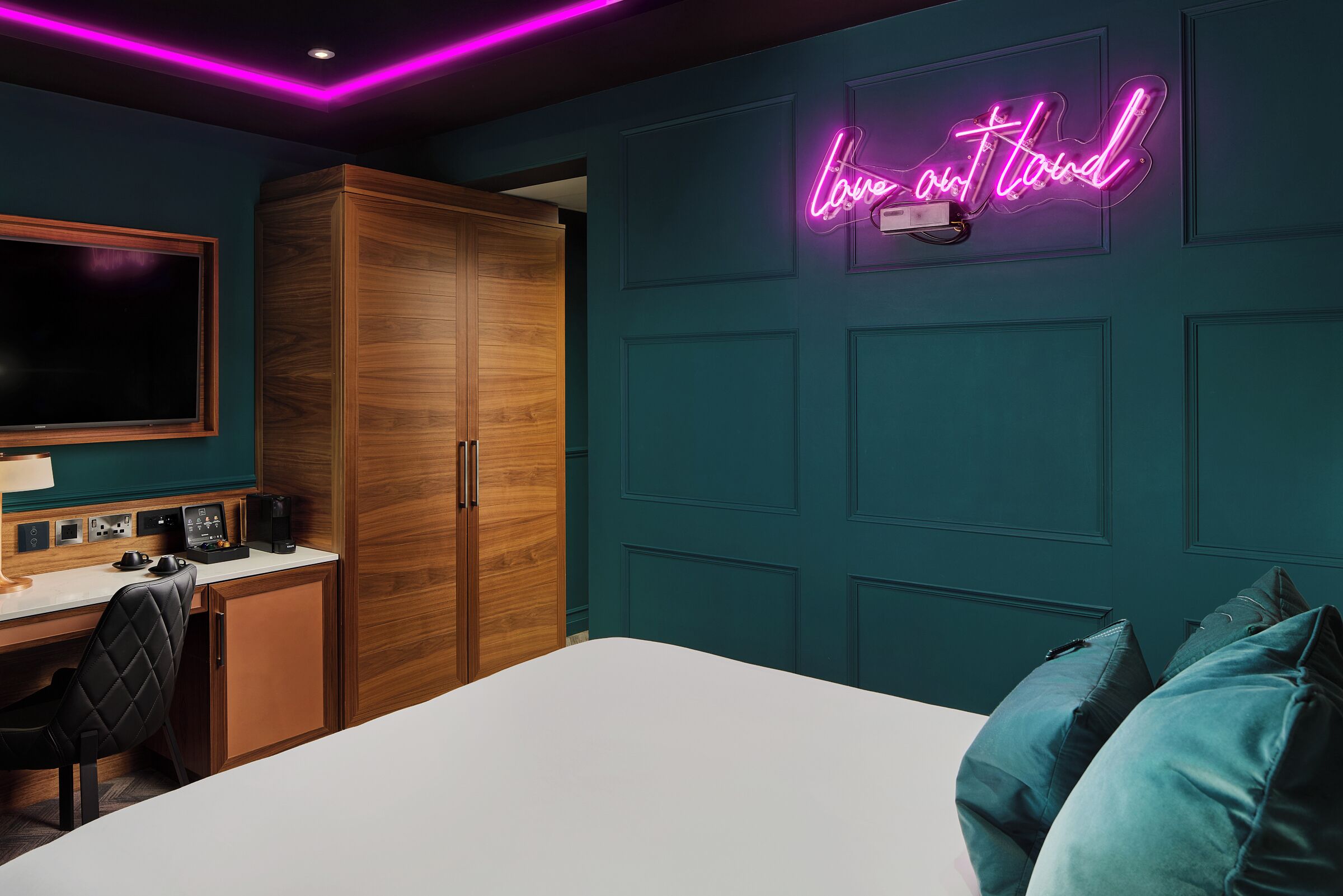 in-room safe, desk, laptop workspace, blackout curtains