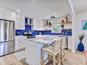 Jääkaappi, mikroaaltouuni, uuni, liesi