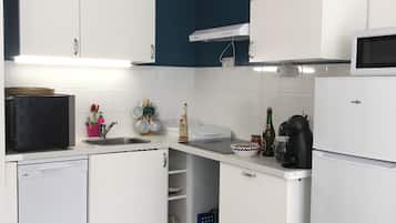 Réfrigérateur, micro-ondes, four, plaque de cuisson