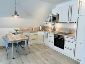 Kühlschrank, Mikrowelle, Ofen, Geschirrspüler