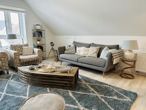 Fernseher, Bücher, Stereoanlage