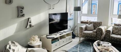 Een televisie, boeken en een stereo