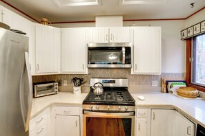 Réfrigérateur, micro-ondes, plaque de cuisson, lave-vaisselle