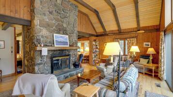 Fernseher, Kamin, Tischfußball, Tischtennisplatte