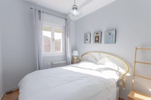 6 bedrooms, desk, iron/ironing board, free WiFi