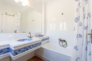 Duschwanne, Haartrockner, Bidet, Seife