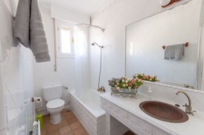 Tina con regadera, secadora de cabello, bidet, jabón 