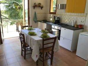 Geschirrspüler, Wasserkocher mit Kaffee-/Teezubehör