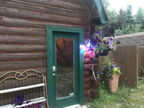 Minutes to the entrance to Grand Teton Nat. park.