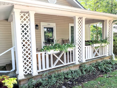 Brevard Bungalow
2 level, steps to Downtown, Music Center, Lumberyard, Greenway.