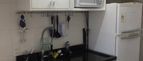 Micro-ondes, four, plaque de cuisson, cafetière/bouilloire