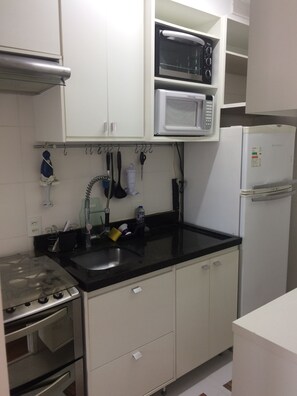 Microondas, horno, parrilla de estufa y cafetera y tetera 