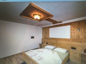 4 عدّة غرف نوم وواي فاي وملاءات أسرّة